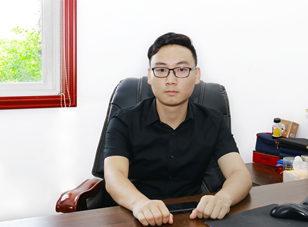 <b>畢業(yè)五年身家千萬(wàn)，難忘母校情誼 </b>