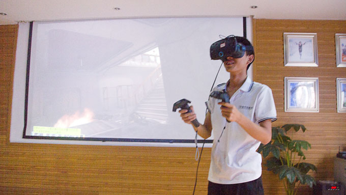 不一樣的開班儀式，體驗VR科技之旅