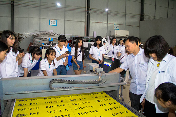 深入企業(yè)參觀學(xué)習(xí) 偶遇學(xué)長(zhǎng)開(kāi)心交流
