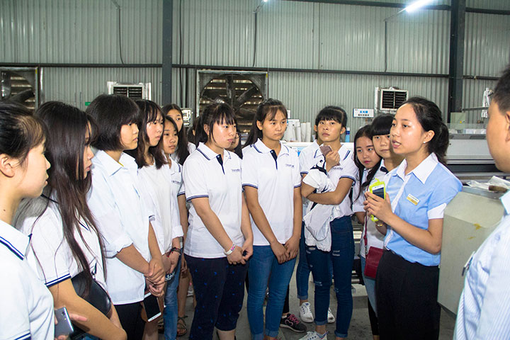深入企業(yè)參觀學(xué)習(xí) 偶遇學(xué)長(zhǎng)開(kāi)心交流