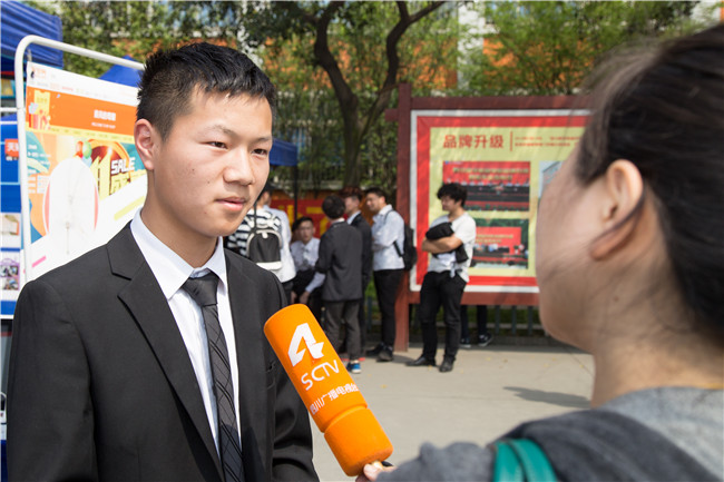 IT人才供需洽談會(huì)：100多家企業(yè)，“職”為新華
