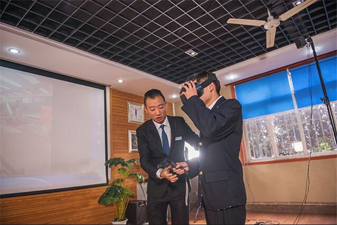 競技時代CEO李金龍老師已抵蓉，下午開講！