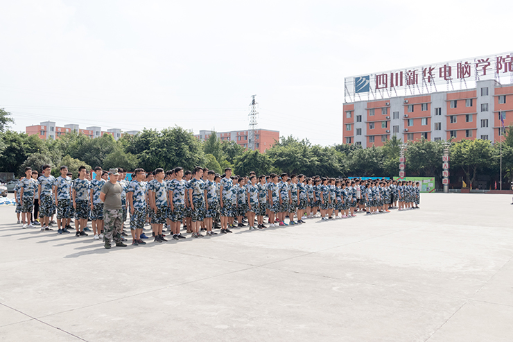 秋季軍訓(xùn)會操完滿結(jié)束，新生面貌煥然一新