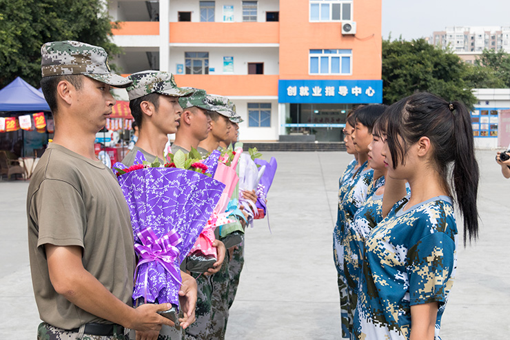 秋季軍訓(xùn)會操完滿結(jié)束，新生面貌煥然一新