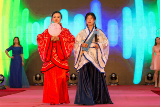 展新華學(xué)子風(fēng)采.逐新華夢(mèng)想四川新華T臺(tái)秀拉開帷幕