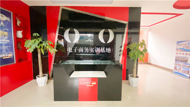 選擇新華學(xué)電商，線上開(kāi)啟新學(xué)年