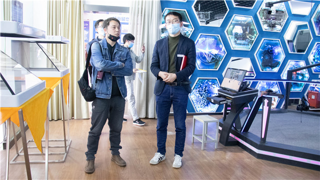 就業(yè)季，多家企業(yè)走進新華搶訂人才