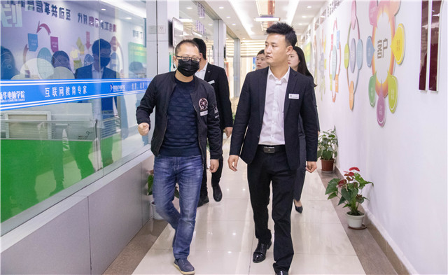 就業(yè)季，多家企業(yè)走進新華搶訂人才