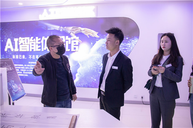 就業(yè)季，多家企業(yè)走進新華搶訂人才