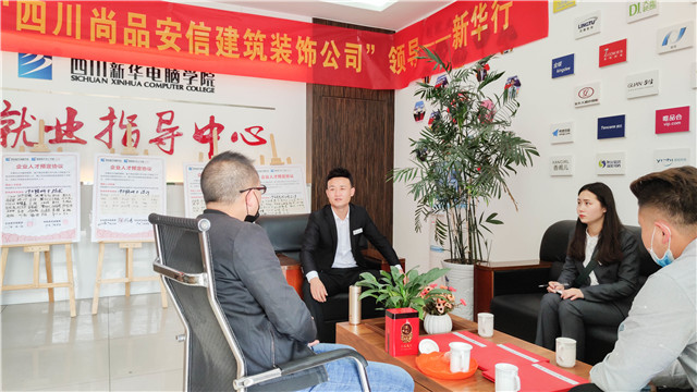 就業(yè)季，多家企業(yè)走進新華搶訂人才
