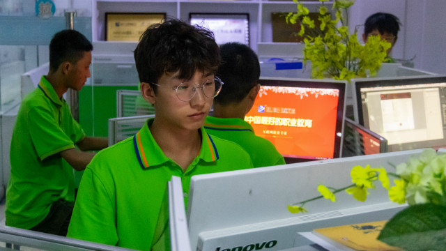 因?yàn)橄矚g所以選擇，因?yàn)闊釔?ài)所以堅(jiān)持