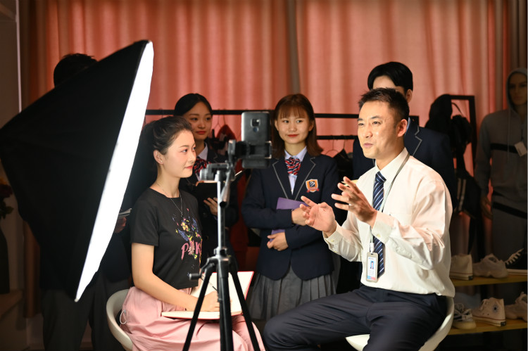 “抖音”戰(zhàn)“快手”，短視頻的硝煙燒到了香港