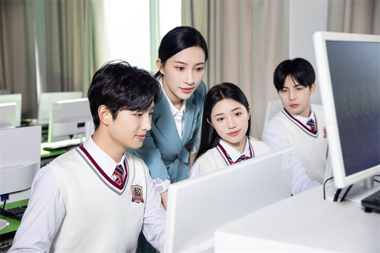 面對“月薪過萬”的期待 大學(xué)生和用人單位不妨“雙向奔赴”