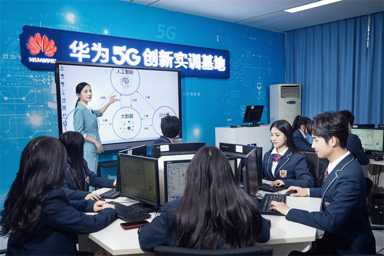 為什么總勸你來校實(shí)地考察？好學(xué)校不怕比較！