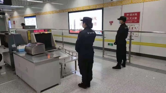成都地鐵安檢員