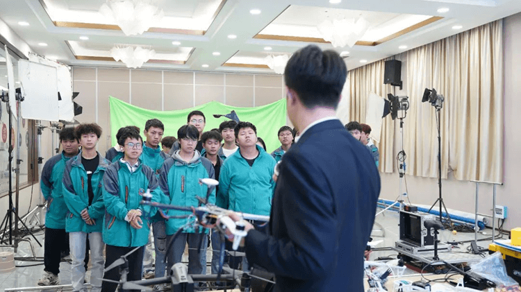 就業(yè)寒冬，初高中生考不上大學(xué)，出路到底在哪里