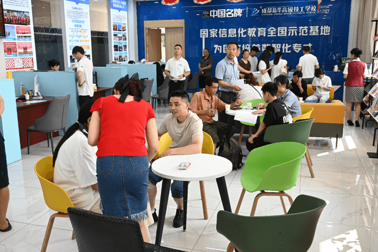 報(bào)讀手冊|2025級新生報(bào)名入學(xué)答疑解惑看這里